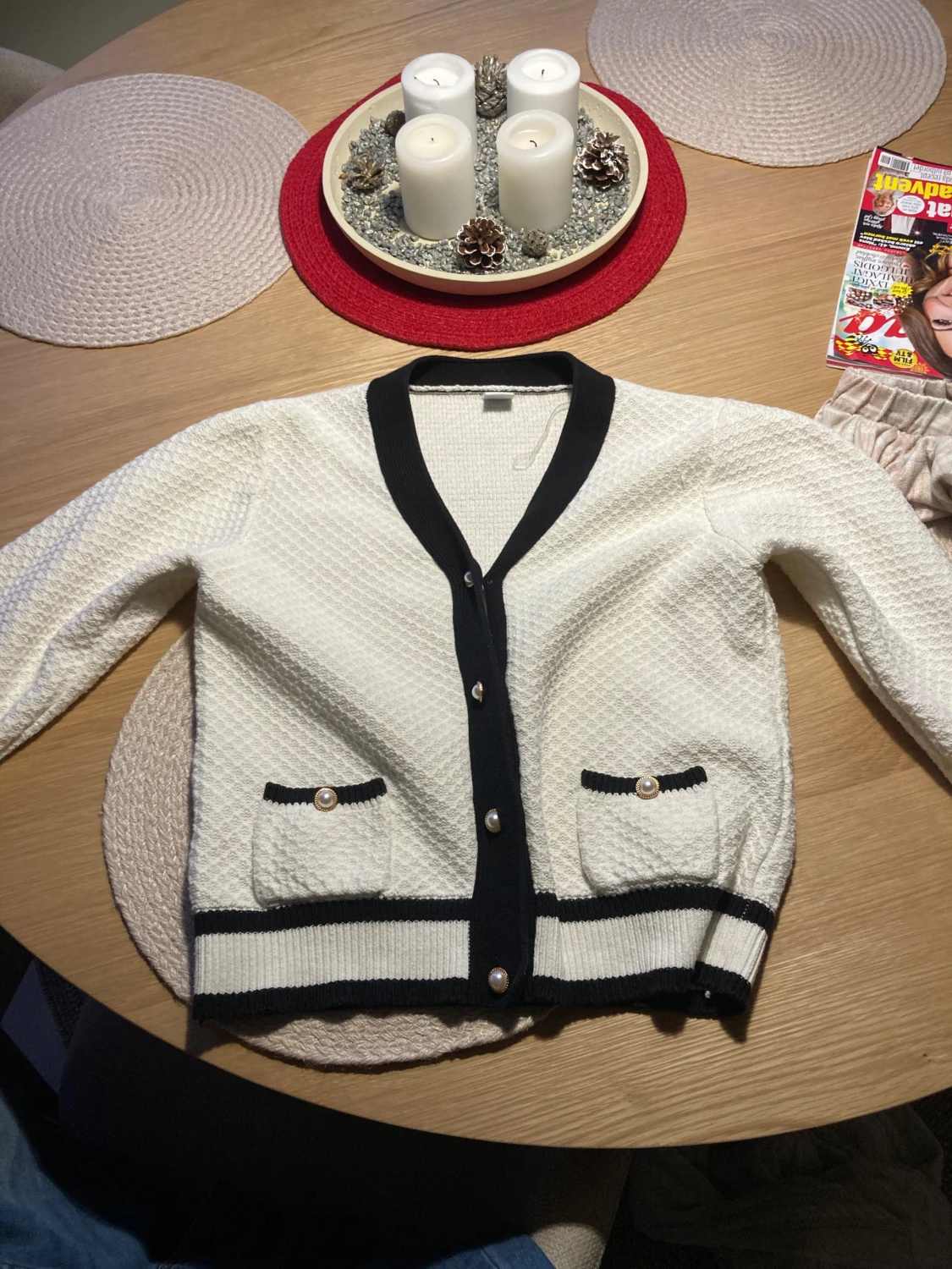 Vit kofta med svarta detaljer från Lindex