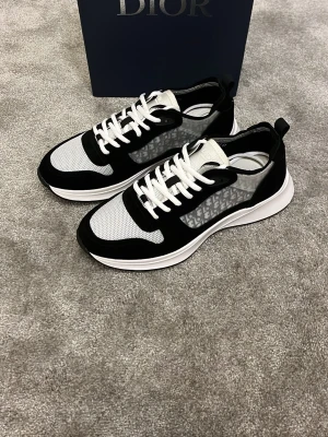 B25 - Storlek 41. Går ner i pris vid snabb affär 