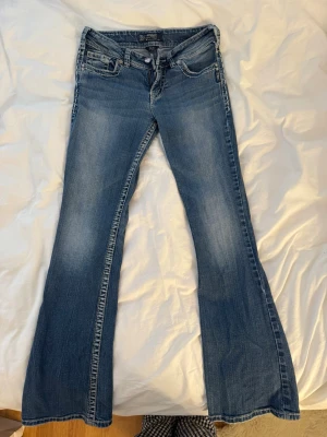 Silver Jeans Suki bootcut jeans blå - Blå bootcut jeans med fint mönster och detaljer. Perfekta för dig som gillar en avslappnad men ändå trendig look.