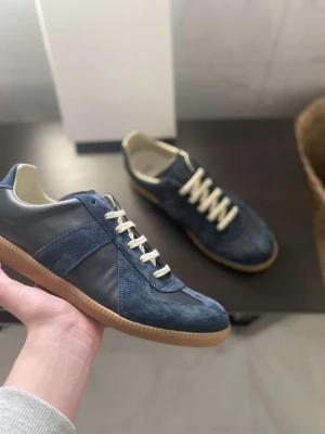 Maison margiela äkta - Dem e i princip splitt nya endast testade inomhus. Strl 43. Färg deep navy Blue, kvitto och äktenhets verifiering finns, hör av er vid minsta lilla fråga🙌🏻 postar inom 24h