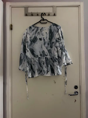 Blå vit blus  - Säljer en söt blus med knyt vid armarna pris kan diskuteras.