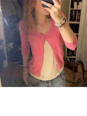 Rosa kofta från Gina Tricot - Första bilden lånad!! Jättesöt rosa kofta från Gina Tricot med rund halsringning och trekvartsärm. Koftan har knappar framtill och är gjord i mjuk bomullsmix. Säljer pga att den tyvärr inte kommer till användning längre❤️ skriv vid intresse❤️