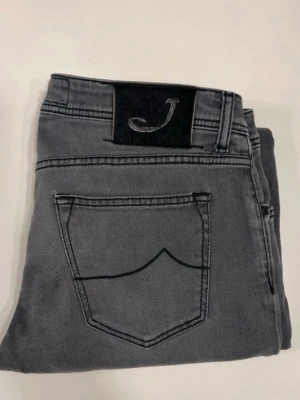 Jacob cohën jeans - Jacob cohen jeans style 622 passar w33/34 men storleken är egentligen w36.   Skick 9/10 inga defekter eller tydliga tecken på slitage.  Längd 97cm Bredd 45cm Innerbyxben 75cm Byxbensslut 18cm  Kan gå ner i pris vid snabb affär! 🌟