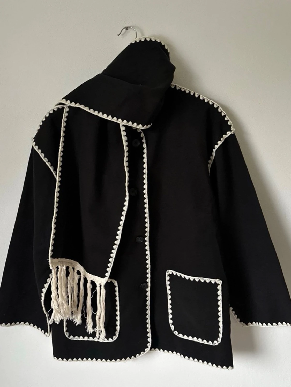 Svart rock med vita broderade detaljer