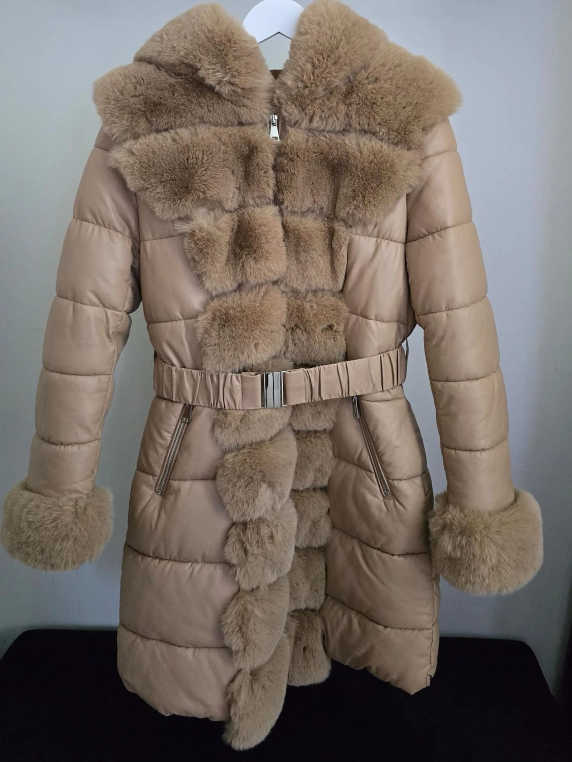 Beige pufferjacka med fuskpälsdetaljer