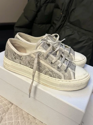 Dior skor  - Säljer mina super fina Dior skor! Super fint skick, nya skosnören medföljer samt orginalkartong. Säljs pågrund av att dom är för små för mig❣️