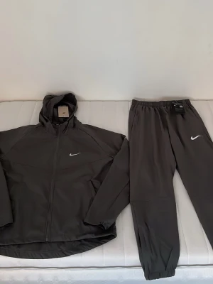 Nike set - Grått Nike set, sjukt lågt pris går endast ner nån 100 lapp inte mer, redan sjukt lågt pris. Storlek S