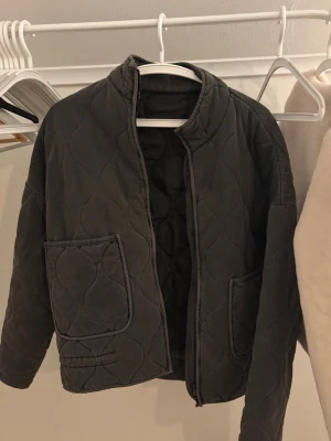 Jacka  - Säljer denna gråa jättesnygga jackan! Den är mycket sparsamt använd. Väldigt varm så passar toppen nu i vinter! ❣️Storlek M och passar mig perfekt som brukar ha XS/S. Köpt för 799kr