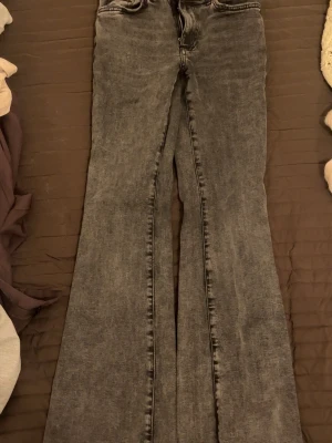 Grå bootcut jeans från Gina - Säljer ett par grå bootcut jeans från Gina i  storlek 34, de kommer tyvärr inte till användning längre 