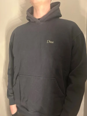 Mörkblå/grå DIME hoodie - Mörkblå/grå DIME hoodie i väldigt bra skick! Storleken är true to size och passar som en vanlig XL!