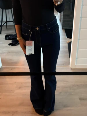 Mörkblå bootcut jeans - Snygga mörkblå jeans med bootcut