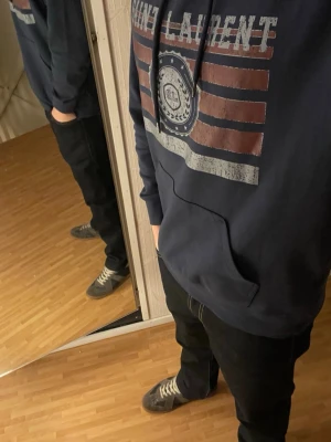  Saint Laurent tröja - En riktigt fet saint Laurent hoodie som jag inte brukar använda så mycket mer. Skriv om det är några frågor om tröjan eller om ni vill diskutera priset.