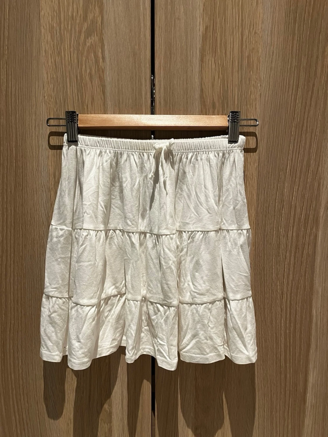 Vit volangkjol med knytband