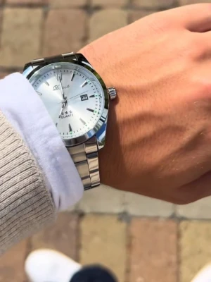 Silverfärgade Doventi klcoka  - 🌟 Doventi - Helt ny och oanvänd klocka i toppskick! 🌟 🎁 Levereras komplett med originalbox. ✨ Perfekt skick, garanterat utan defekter. ⚙️ Enkel justering för optimal passform. 🚀 Snabb leverans samma dag – direkt till dig!