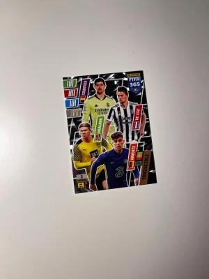 Adrenalyn 4 stars Rare kort  - Bilderna visar samlarkort från Panini FIFA 365 Adrenalyn XL-serien.