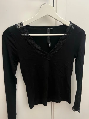 Svart topp  - Säljer denna svarta toppen med spetsdetaljer från lager157 som är använd ca 3 ggr ⭐️ soft touch material! 