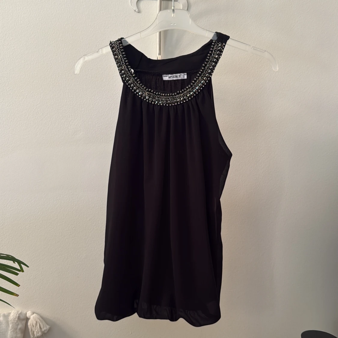 Svart ärmlös topp med pärldetaljer