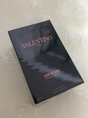 Valentino Uomo Born In Roma - Stilren parfym från Valentino, Born In Roma Coral Fantasy. Eau de toilette, 100 ml. Perfekt för dig som vill sticka ut med en modern touch.