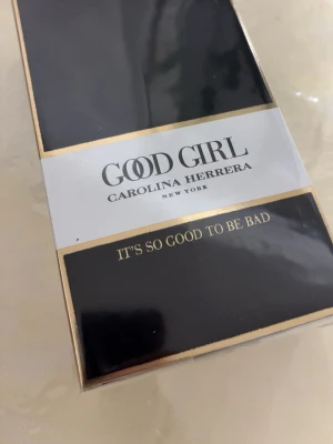 Good Girl parfym från Herrera 80ml - Good Girl från Carolina Herrera är en ikonisk parfym med en djärv och elegant känsla. Perfekt för dig som vill sticka ut och uttrycka din personlighet. Slogan: It's so good to be bad.