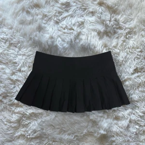 y2k ultra low veckad minikjol - jättesöt kjol i nyskick, tyget är lite stretchigt dragkedja finns vid sidan, normal i storlek