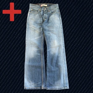 Levi's 512 Bootcut  - En riktigt fin modell av utgångna Levi’s 512 Bootcut-jeans i storlek 30/32, passar som 30/30 (se måtten nedan). Bra skick, hör av dig om du har frågor!  Mått: Midja – 38.5 cm, Lår – 28 cm, Innersöm – 77 cm, Längd – 99 cm, Benöppning – 23.5 cm