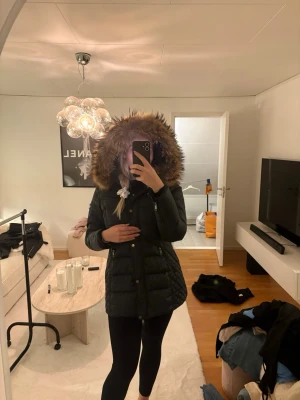 Svart dunjacka med fuskpäls🖤 -  Dunjacka från Rockandblue 