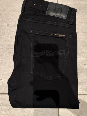 Nudie Jeans Tilted Tor  - Svarta Nudie Jeans Tilted Tor i färgen Dry Ever Black. Storlek W31/L32, Använda endast ett fåtal gånger.