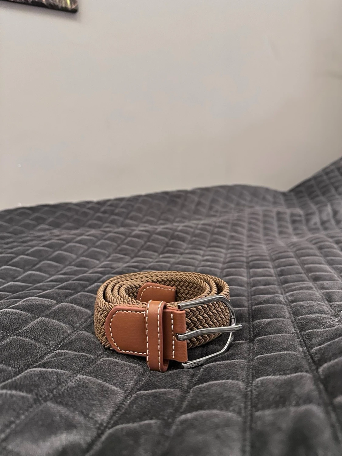 Brunt flätat bälte