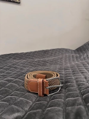 Brunt flätat bälte - Tja det är helt nytt från Bältgallerian. Det är 105cm långt och 3,5cm brett. Det är i ett elastiskt material så passar större storlekar också. Om du inte gillar den här färgen så finns det många flera att välja mellan. Vid köp av bundle så blir kostnaden billigare.