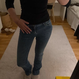 Flare jeans - blåa jeans från zara, lågmidjade så säljs pga för låga på mig! Fint skick