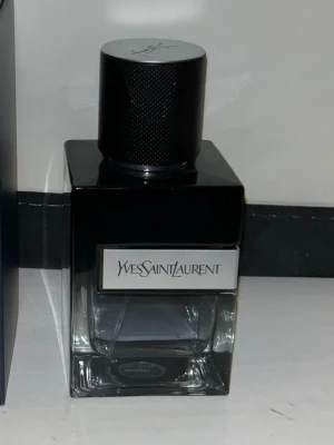Yves Saint Laurent herrparfym - Stilren parfym från Yves Saint Laurent. Perfekt för dig som vill ha en ikonisk doft på hyllan. Volym och ingredienser syns ej på bilderna. Mycket kvar i den. Nås på Snapchat: Alexander.skane