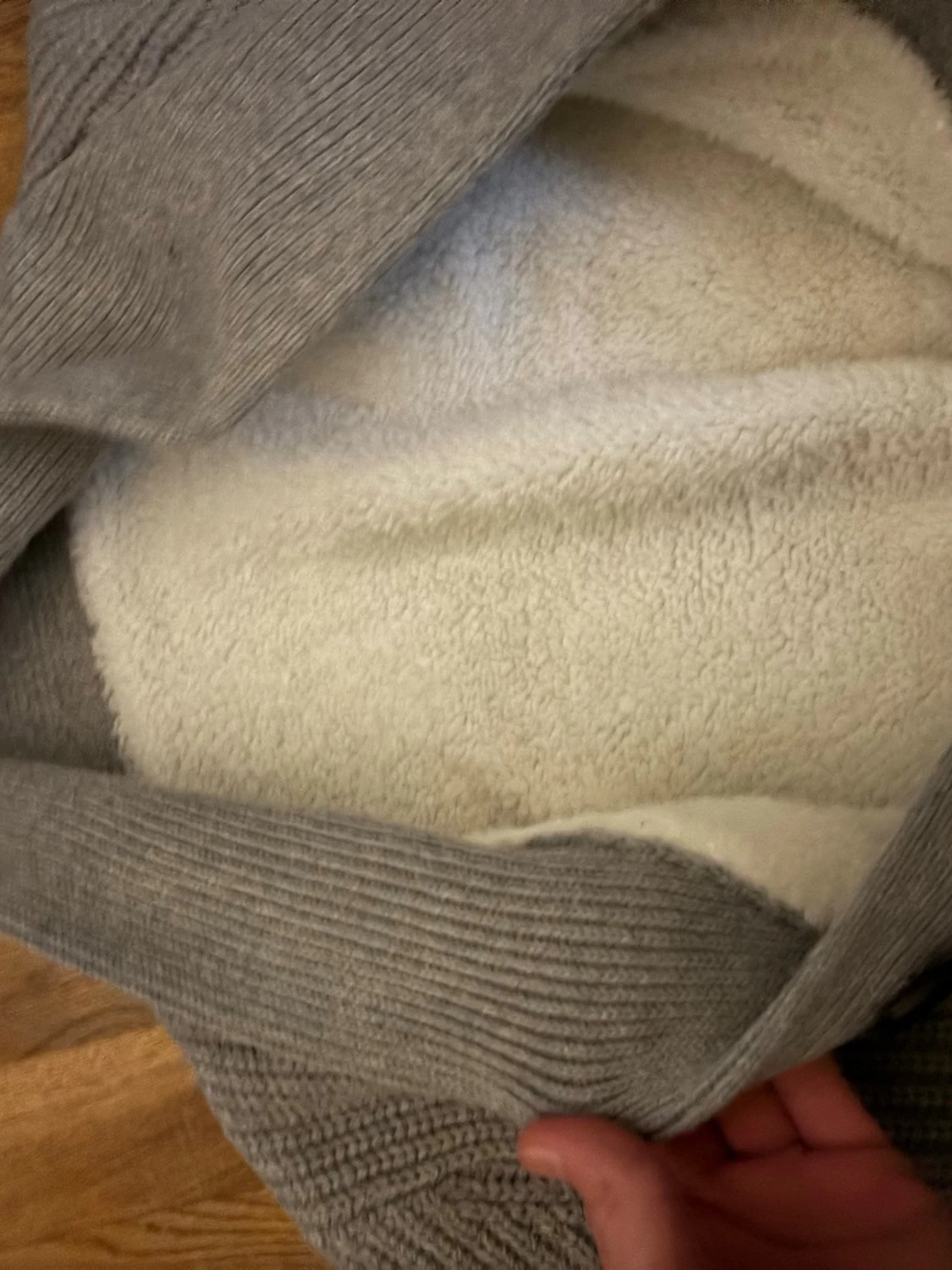 Grå stickad kofta med fuskpälsfoder - 1