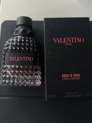 Valentino Uomo Born In Roma 50ml - Stilren och modern doft från Valentino, Born In Roma Coral Fantasy. Flaskan rymmer 50 ml och är en eau de toilette. Perfekt för dig som vill sticka ut med en exklusiv touch. Ungefär 45-47 ml kvar 