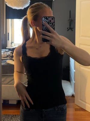 Svart linne med spets  - Säljer detta jättesnygga svarta linne med spets upptill!💕Storlek XS, från märket ”Aimisu”🫶🏼Använd ytterst få gånger! 