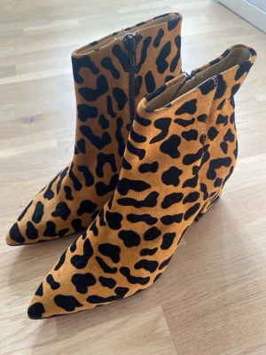 Helt Nya Leopardmönstrade boots K.Cobler  - Helt Nya Leopardmönstrade boots K.Cobler   Boots med leopardmönster från K. Cobler.  Strl 38, klack 6cm. Dragkedja.  Titta gärna mina andra annonser !
