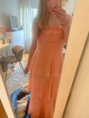 Balklänning!! - Säljer nu min älskade balklänning i sååå fin corallrosa färg💕💕💕 Köpte den second hand här på Plick förra året så den är använd två gånger totalt🩷🩷 Inga defekter förutom att den är lite sliten på baksidan vilket knappt syns (sista bilden)!! Jag är 165 cm och den var perfekt i längden för mig🥰