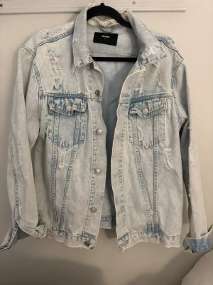 Jeansjacka med slitningar - Jeansjacka med slitningar storlek S från Bik Bok