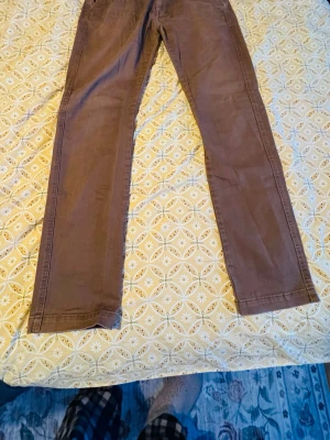 Klädpaket med 3 par byxor - Säljer ett par bruna chinos i slim fit med stretch. Perfekta till vardags eller när du vill vara lite mer uppklädd. Sköna och flexibla tack vare stretchmaterialet. Andra två par är svarta med stretch, ett par i storlek 33/32 och det andra i storlek 32/32 . Använda men i jättefin skick