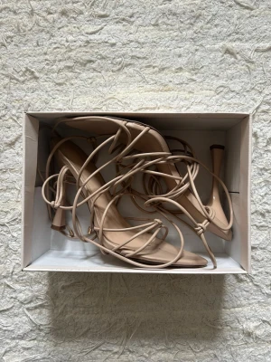 Klackskor med snörning  - Kaxiga och stilrena klackskor med snörning underbenen. Från DeeZee. Köpta på Zalando 2023.  Använda endast en gång. Klacken är 10 cm hög.