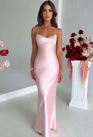 Satin balklänning - Säljer denna oanvända superfina ljusrosa satinklänning/ balklänning från babyboo. Köptes för runt 1300kr plus frakt och aldrig använts så fin. I storlek S men går att justera storleken ganska bra pågrund av banden❤️Den heter malika maxi dress blush på hemsidan 🫶