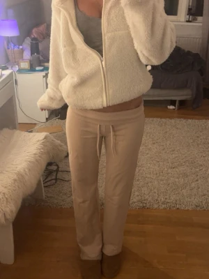 Beiga mjukisbyxor från H&M  - Säljer ett par beiga mjukisbyxor från H&M Basic i storlek XS. Byxorna är justerbara i midjan och har raka ben. Säljer då de inte kommit till användning. Tar emot prisförslag!!🥰