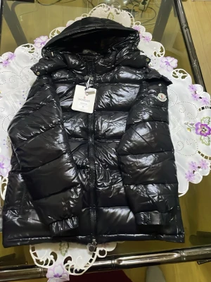 Svart moncler Maya pufferjacka - Perfekt kondition, helt ny och oanvänd, super bra kvalité, väldigt modernt, priset kan diskuteras 