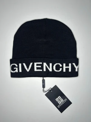 Svart Givenchy mössa - Ovanlig svart Givenchy mössa som passar perfekt till vintern💫 Läs bio innan du köper‼️