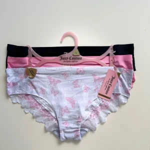 3-pack sömlösa trosor i L. Juicy Couture - *Mjuka, sömlös trosor med fina spetsdetaljer. 																																																																																																														 *Kommer i 3-pack med olika färger och storlek L.                                                                                                                                