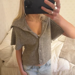 Beige kortärmad kofta - Superfin! Passar även S🩷🩷🩷
