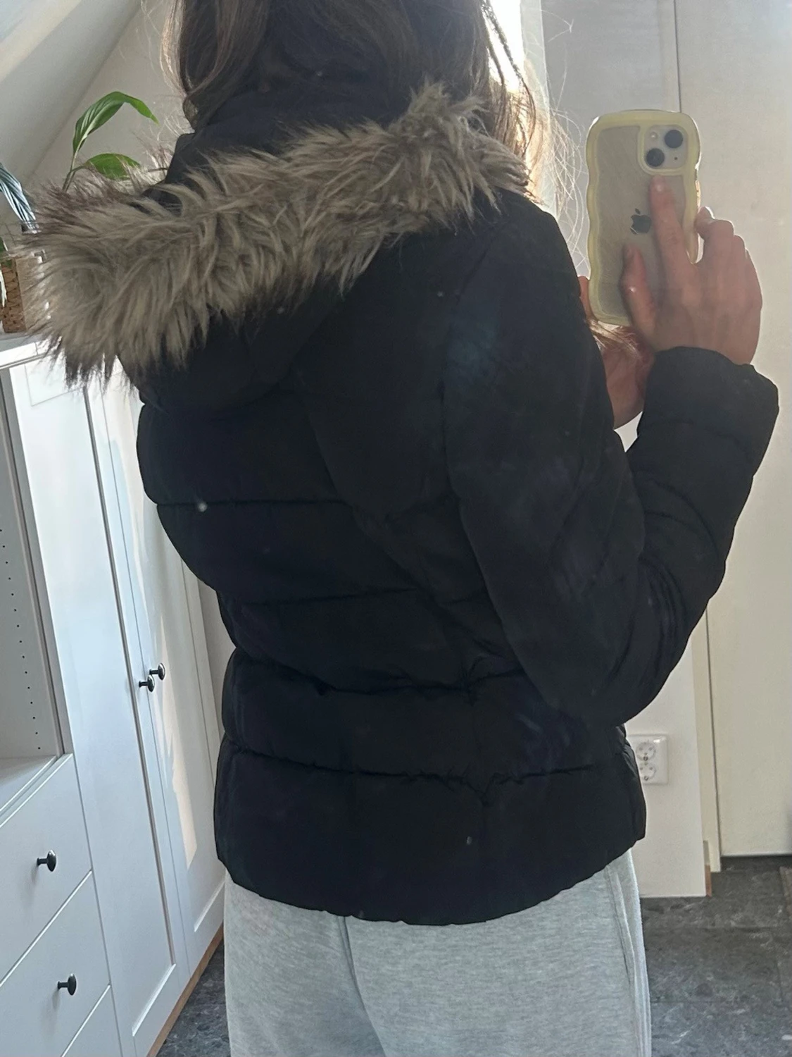 Svart jacka med pälshuva  - 1