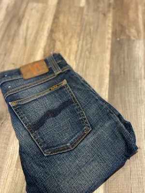 Nudie jeans - Säljer ett par nudie jeans pris e inte diskuterbart W26 L32 men passar större i midja ungefär W27-28 då jag har W28 i Replay byxorna är i topp skick.