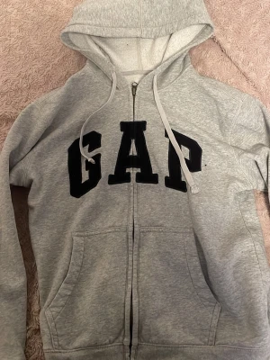 GAP zip hoodie - GAP HOODIE i XS i bra skick