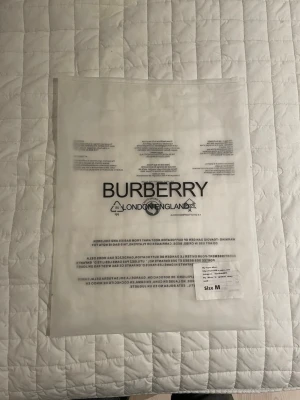 Tillbehör  - Bilderna visar plastpåsar från Burberry, Stone Island och Palm Angels, är fler påsar som ingår den svarta är till moncler väst till å packa ner den i finns mängder med prylar som följer med.