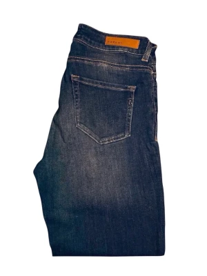  Replay jeans - Säljer ett par mörkblå jeans från Replay i storlek W27 med en längd på 102 cm. Jeansen är i perfekt skick, sparsamt använda och utan några tecken på slitage. Klassisk och stilren modell som passar både till vardag och mer uppklädda tillfällen. Hör gärna av dig vid frågor eller om du är intresserad. 